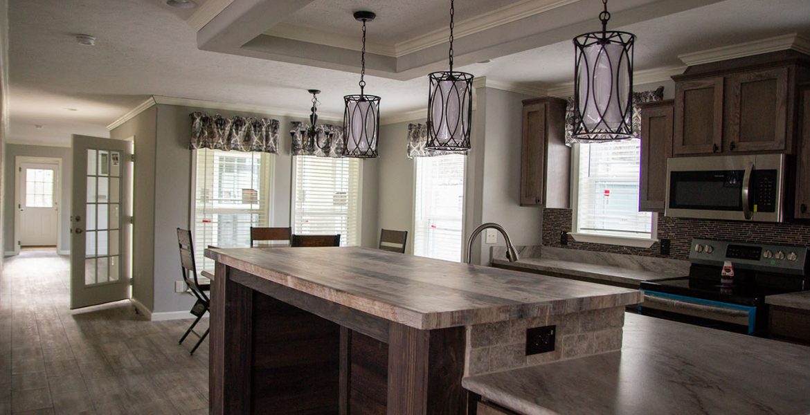 Deer Valley Orchard Beautiful 4br with double fireplace N&M Mobile